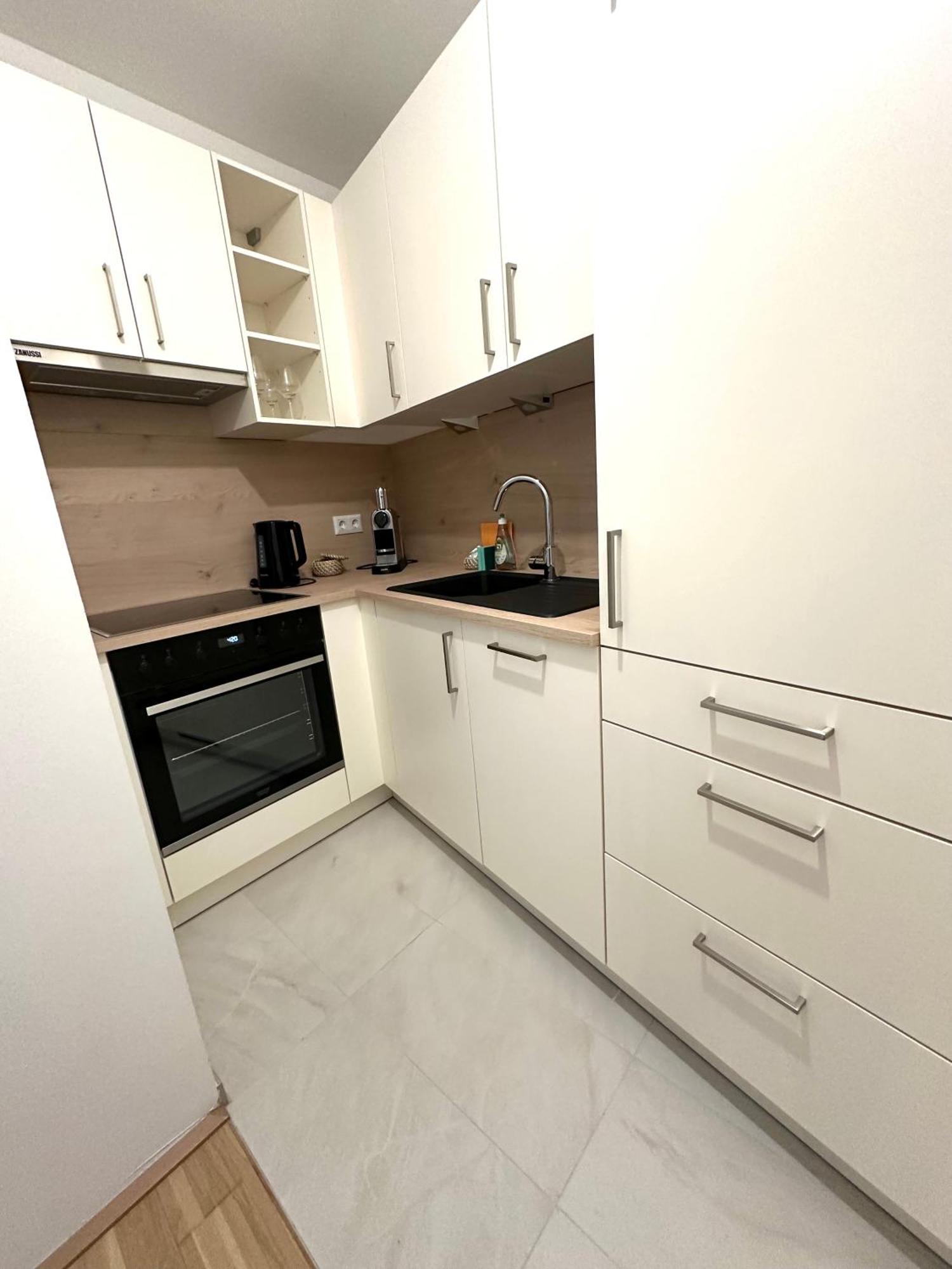 Coho City Apartments Mit Hauseigener Tiefgarage Виена Екстериор снимка
