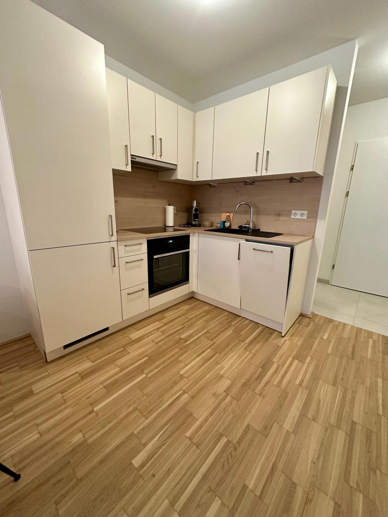Coho City Apartments Mit Hauseigener Tiefgarage Виена Екстериор снимка